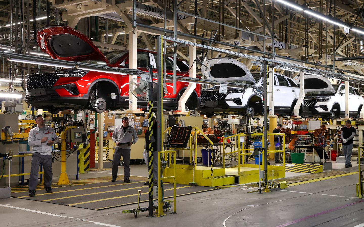 АвтоВАЗ возобновил сборку автомобилей. Почему она останавливалась