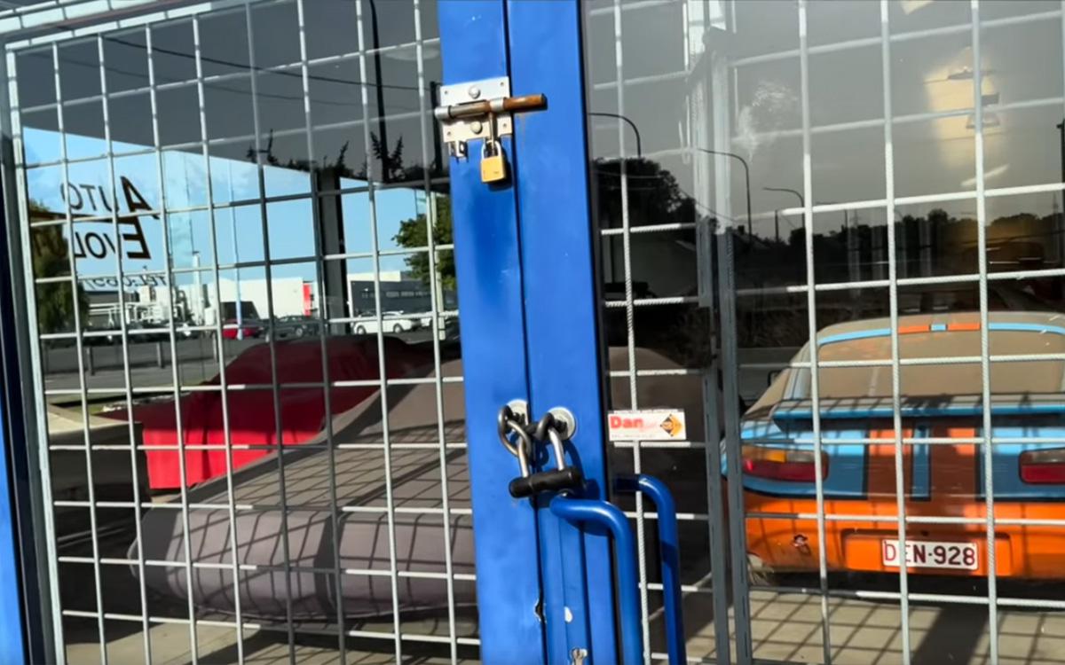 В Бельгии нашли заброшенный автосалон с суперкарами Porsche и не только