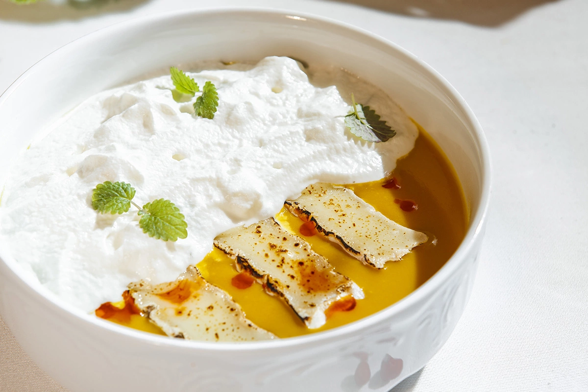 Крем-суп из мускатной тыквы с лемонграссовой пеной и печеным камамбером