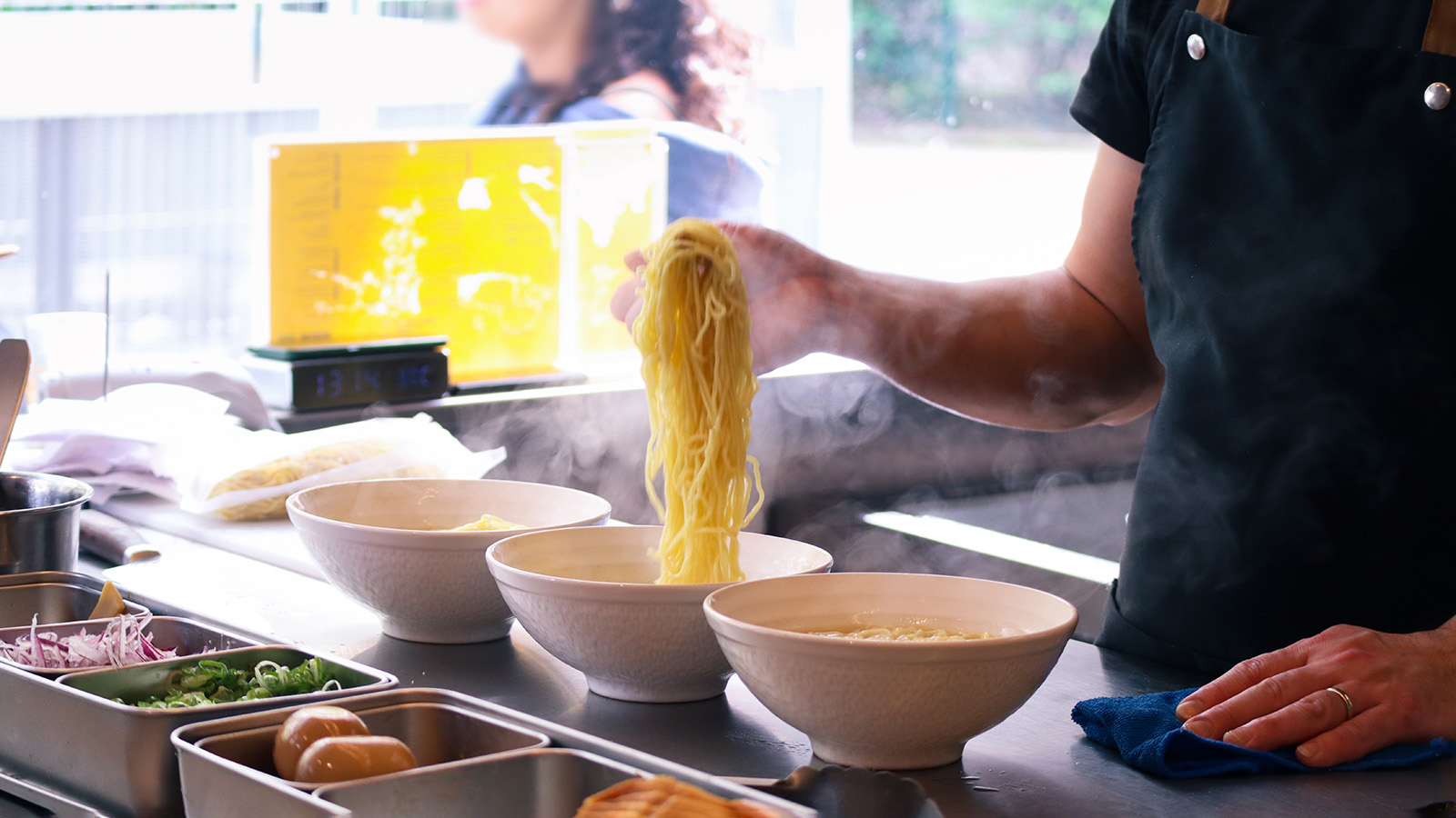 В Японии повар отбился от медведя и продолжил работать