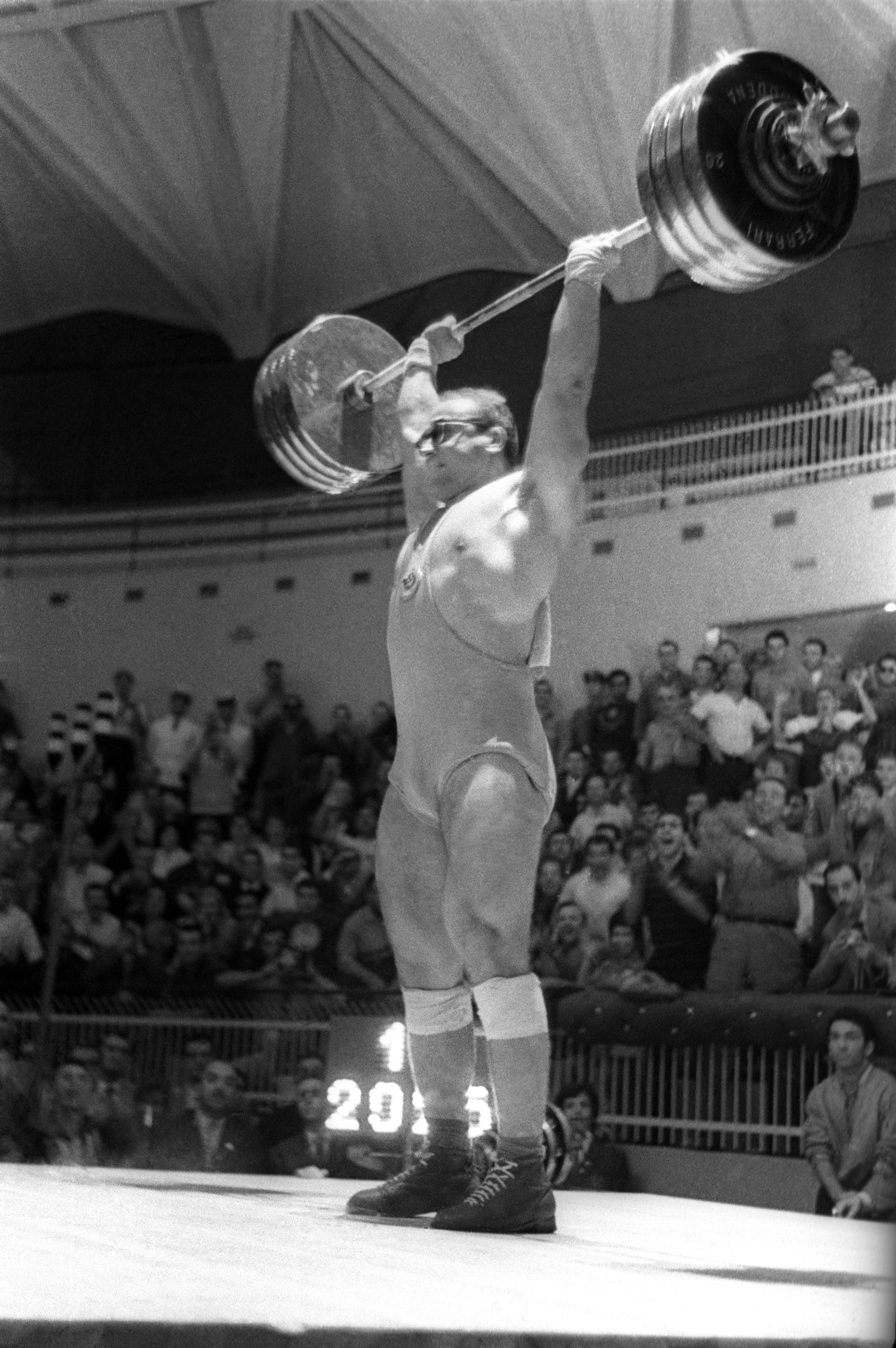 Олимпийского чемпиона, четырехкратного чемпиона мира и шестикратного &mdash; Европы по тяжелой атлетике Юрия Власова не стало в субботу утром. Ему было 85 лет.