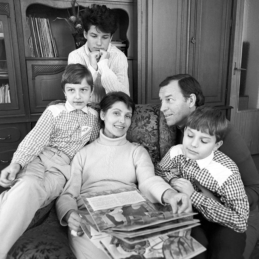 На фото: Адомайтис с семьей, 1986 год.

Был женат на певице и актрисе Эугении Байорите, которая скончалась в 2011 году. У пары было трое сыновей: Витаутас, Гедиминас и Миндаугас