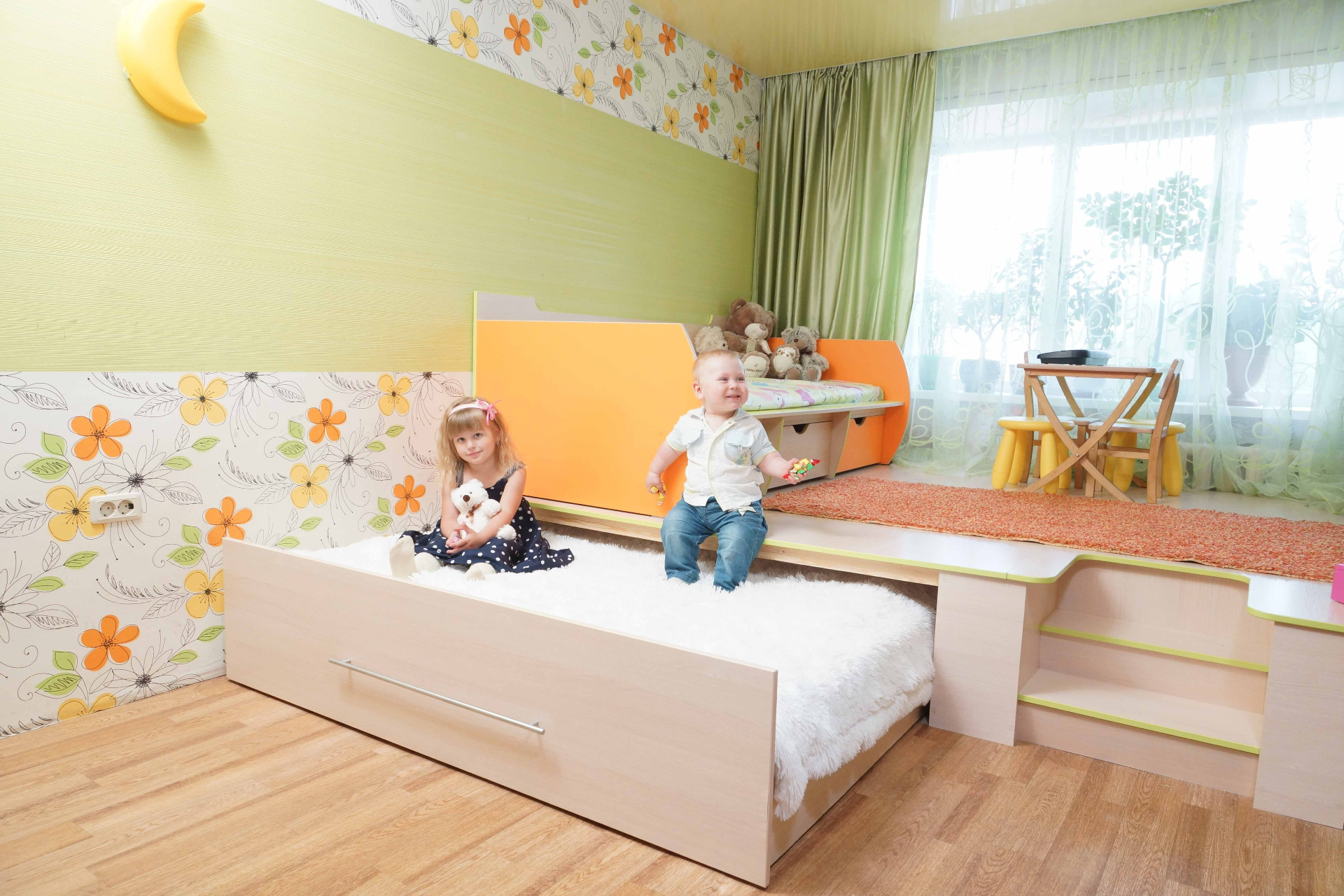 Выдвижная кровать-подиум в детской комнате