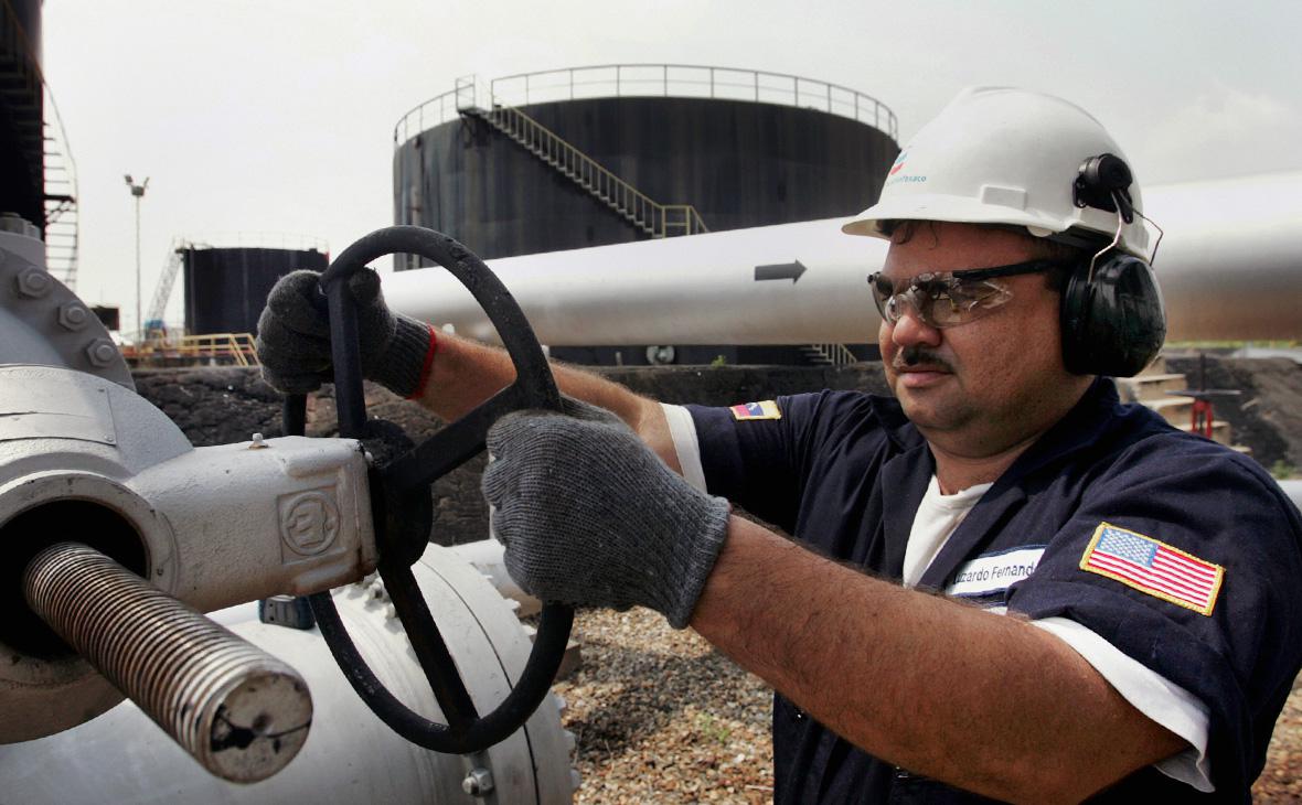 Минфин США разрешил Chevron добывать и импортировать нефть из Венесуэлы"/>













