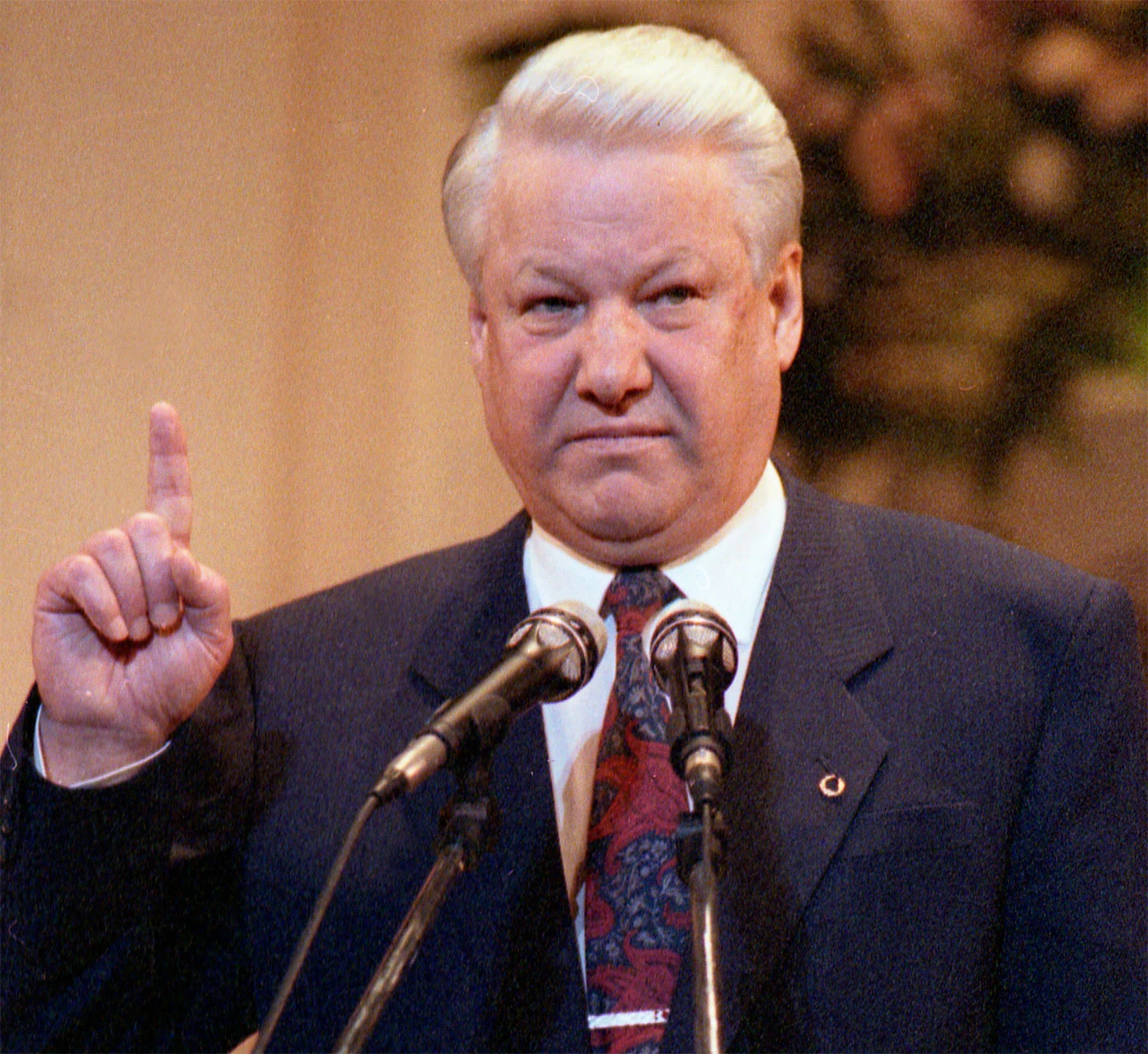 <p>Обращаясь к россиянам в 1993 году, Борис Ельцин поздравлял с новым праздником, который назвал Днем независимости</p>