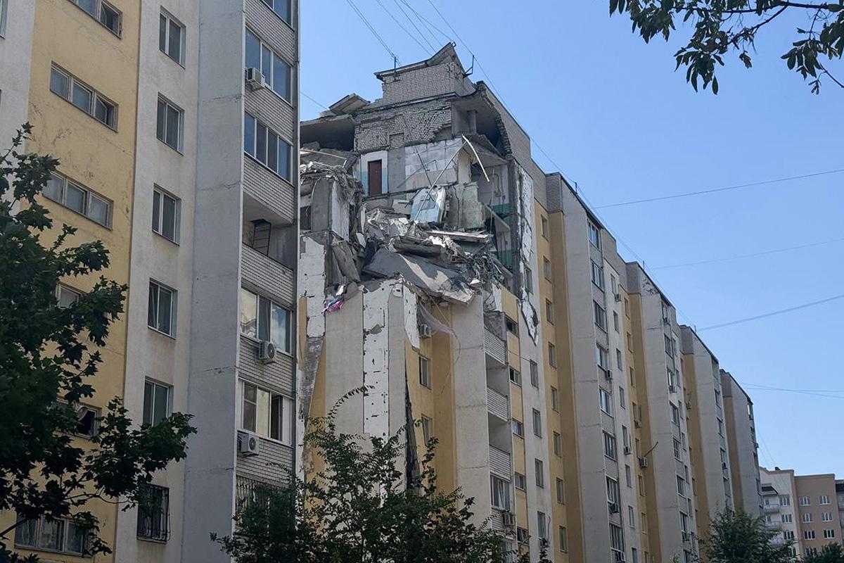 Последствия взрыва в жилом доме в Саратове. 25.07.2025