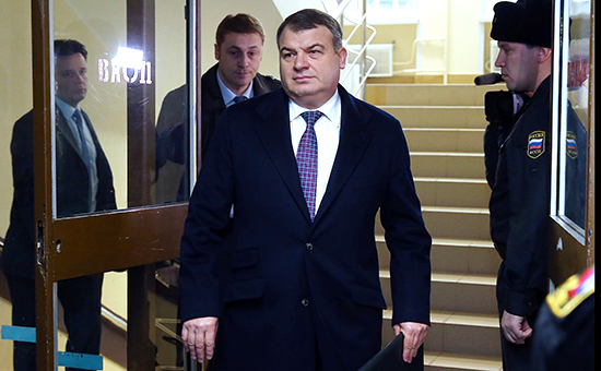 Бывший министр обороны Анатолий Сердюков (в центре) в Пресненском суде