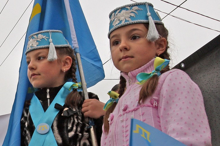 Юные участницы всекрымского траурного митинга, посвященного 70-й годовщине депортации крымских татар, проходит в микрорайоне Ак-Мечеть Симферополя на площади перед мечетью