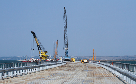 Установка временного моста для технических нужд перед началом строительства Керченского моста в окрестностях порта Тамань


