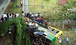 В Чили со скалы упал туристический автобус