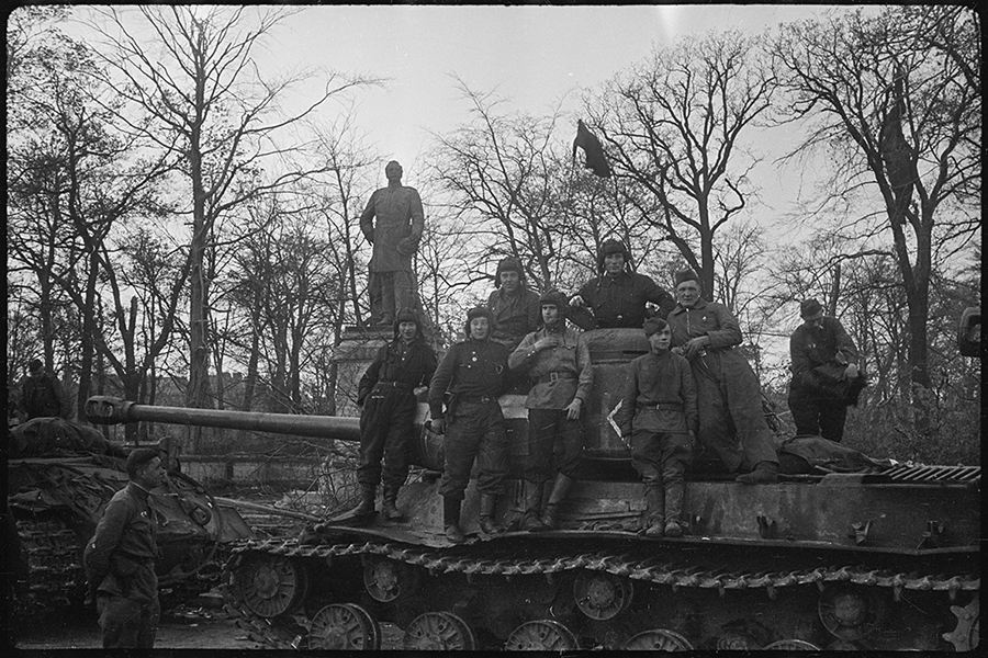 Советские солдаты в&nbsp;Берлине, май 1945 года