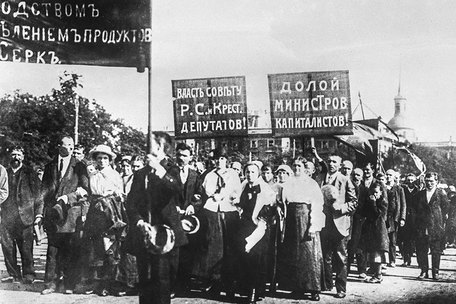 Волнения в Петрограде в июле 1917 года произошли на фоне правительственного кризиса и неудач на обоих фронтах Первой мировой войны. К этому моменту в стране сложилось фактическое двоевластие, в столице параллельно существовали две системы управления: Временное правительство и Петросовет. После событий июля 1917 года это равновесие было нарушено.

На фото: демонстрация рабочих на Марсовом поле в Петрограде, 4 июля 1917 года
