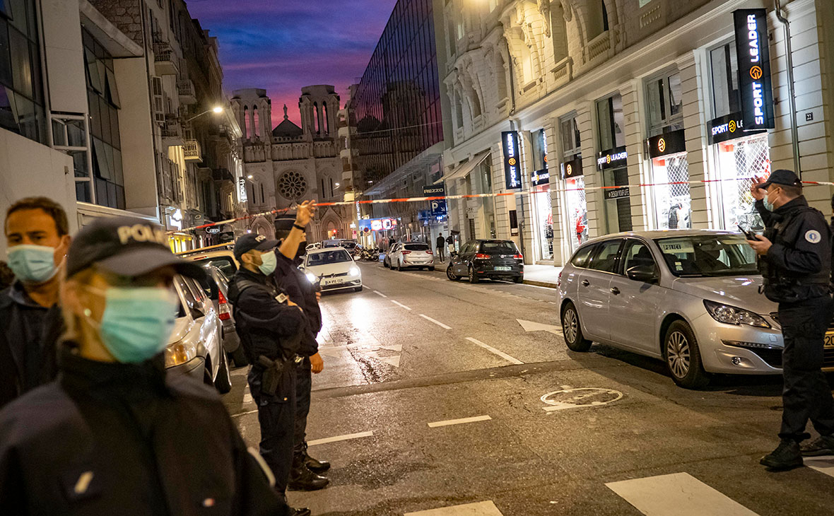 Полицейский патруль ночью перед базиликой Нотр-Дам