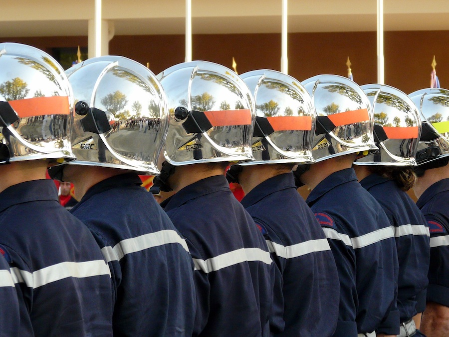 Идею пожарных касок подсказали военные шлемы античных времен