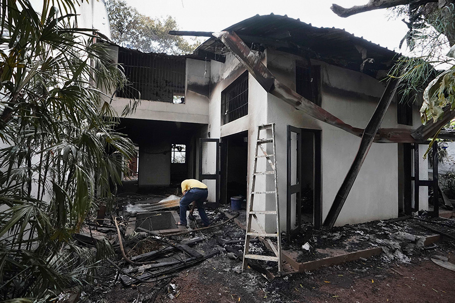 Последствия поджога частной резиденции премьер-министра Ранила Викремесингхе в Коломбо, Шри-Ланка
