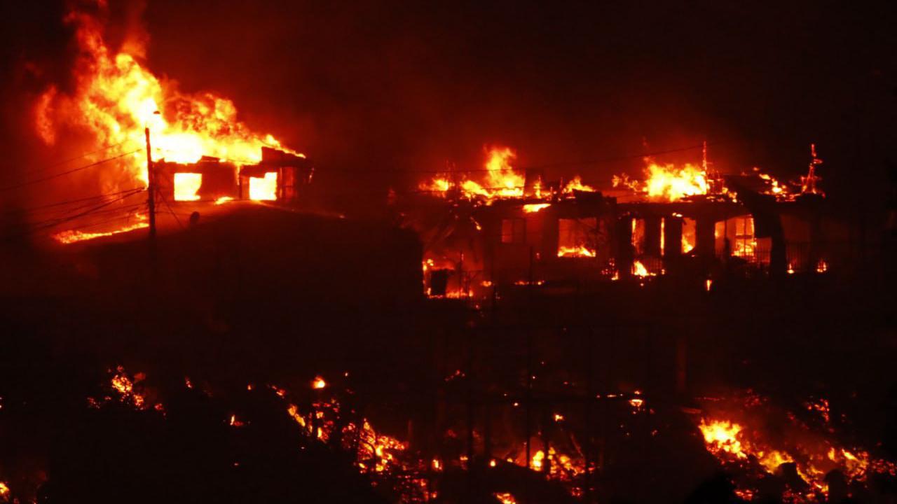 Пожар в чилийском городе, где сгорели свыше 500 домов. Видео