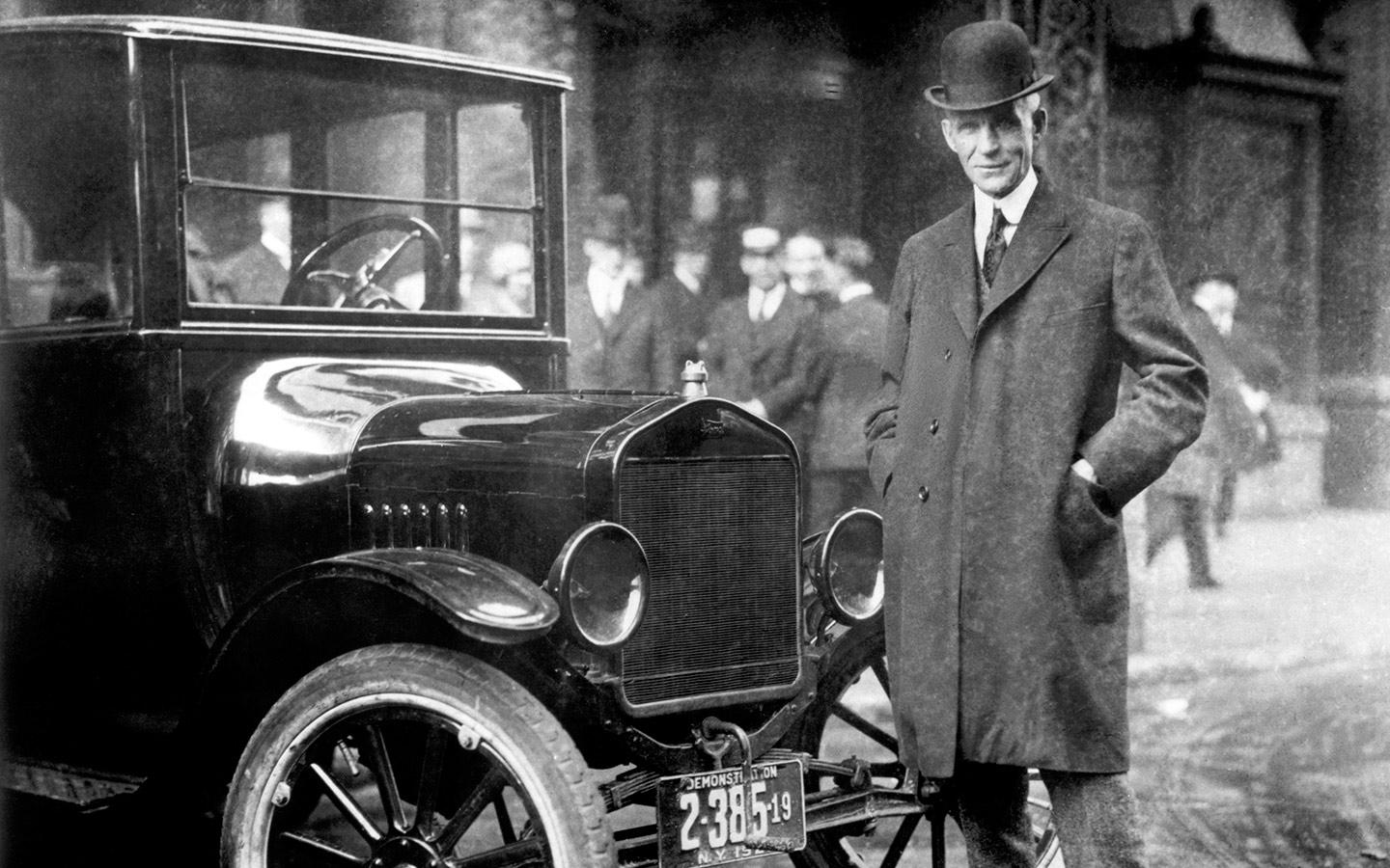 Генри Форд с моделью Т 1921 года