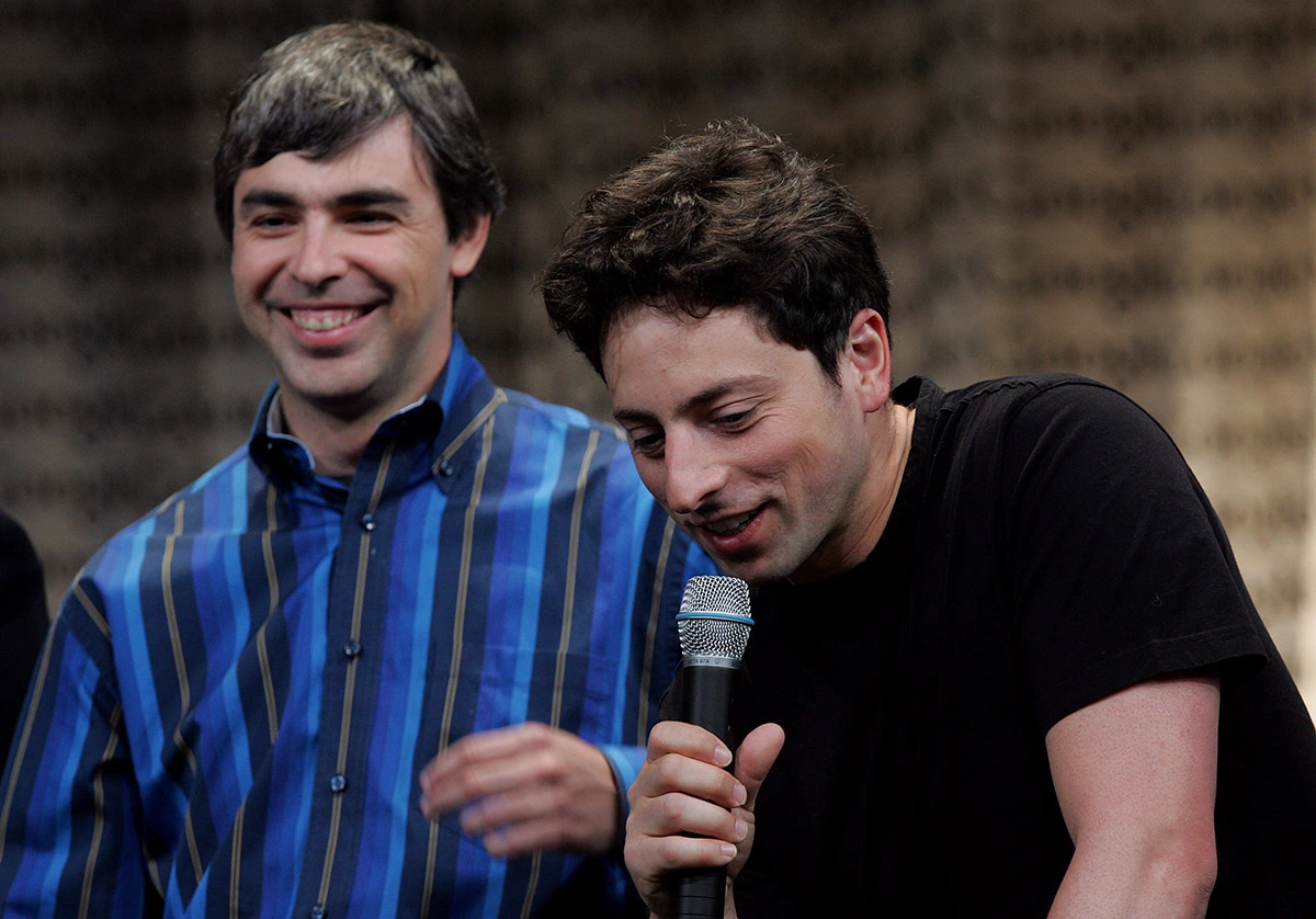 <p>На фото: основатели Google Ларри Пейдж (слева) и Сергей Брин (справа)&nbsp;беседуют с представителями СМИ на Google Press Day.&nbsp;Маунтин-Вью, Калифорния,&nbsp;10 мая 2006 года</p>