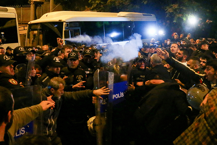 Турецкая полиция распылила газ, чтобы разогнать толпу.