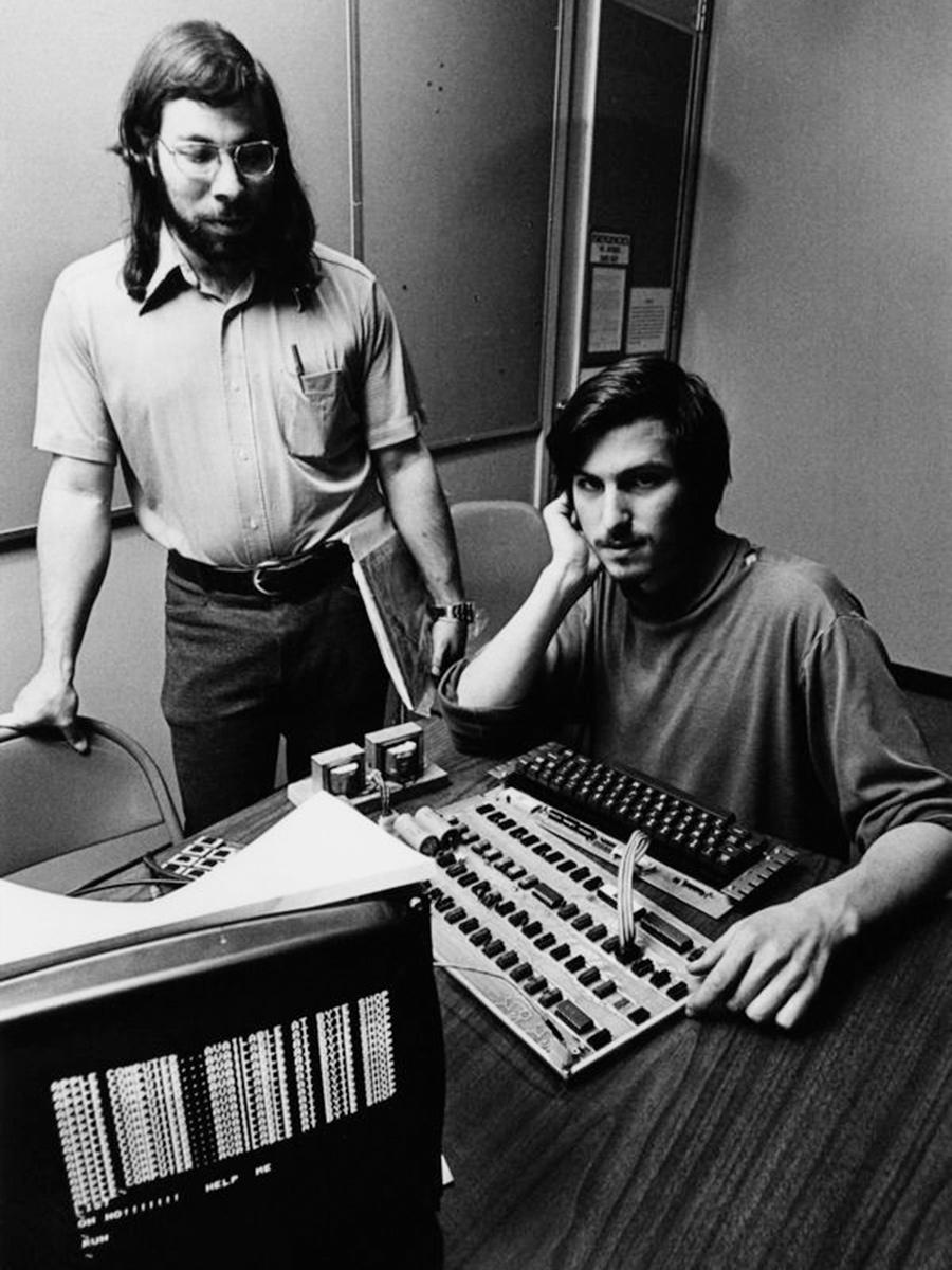 &nbsp;Стив Джобс и Стив Возняк (справа налево) в 1976 году