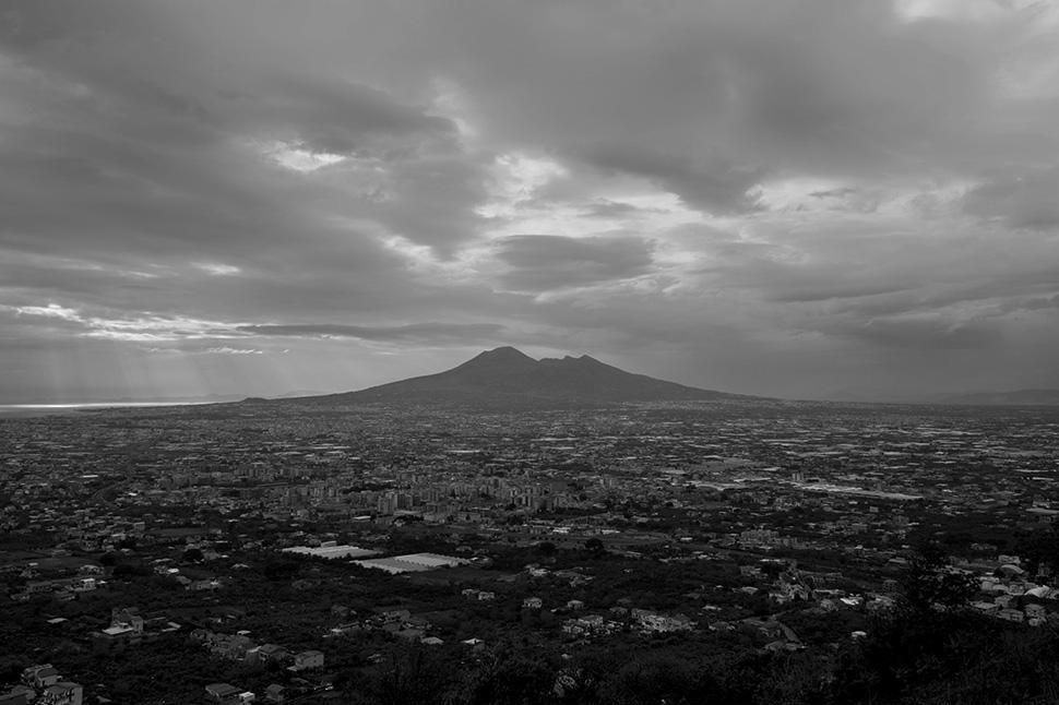 Кадр из фильма &laquo;Под облаками&raquo;