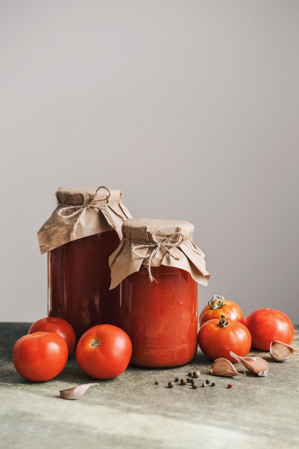 Томатный сок легко приготовить дома из свежих овощей, используя как ручные, так и электрические соковыжималки