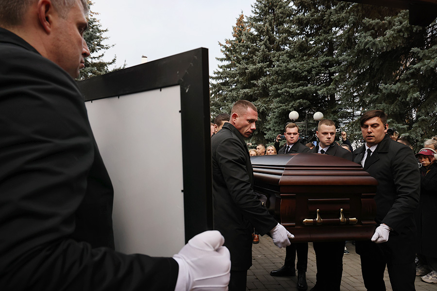 
Юрий Николаев родился 16 декабря 1948 года в Кишиневе. С 1970 по 1975 год работал в театре имени Пушкина, а в 1973 году начал карьеру на телевидении. Помимо &laquo;Утренней почты&raquo; и &laquo;Утренней звезды&raquo;, он вел шоу &laquo;Достояние республики&raquo;, &laquo;В наше время&raquo;, &laquo;Честное слово&raquo;. В 1998 году он стал народным артистом России.