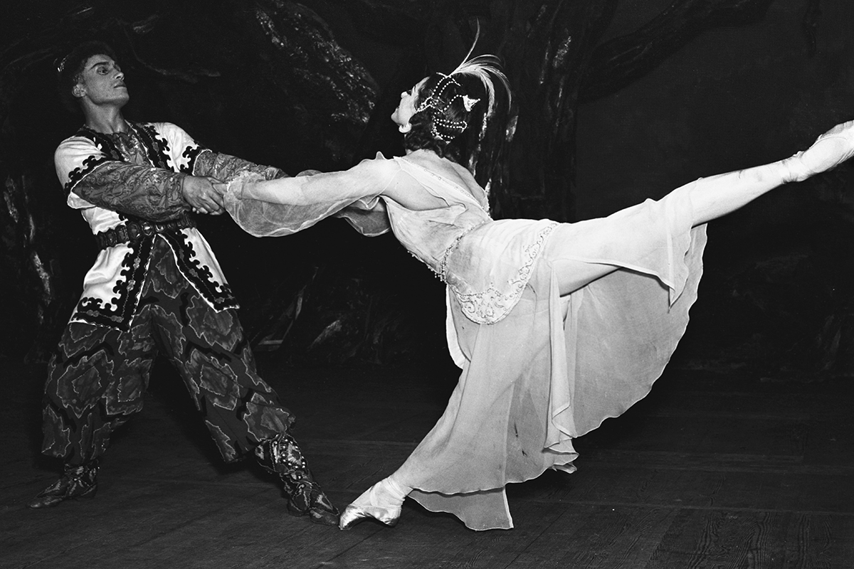 Сцена из балета Фарида Яруллина «Шурале». В роли девушки-птицы Сююмбике — заслуженная артистка Майя Плисецкая, 1955 год