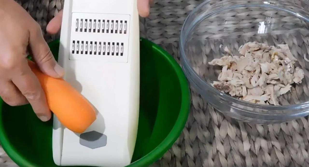 Натрите морковь на терке