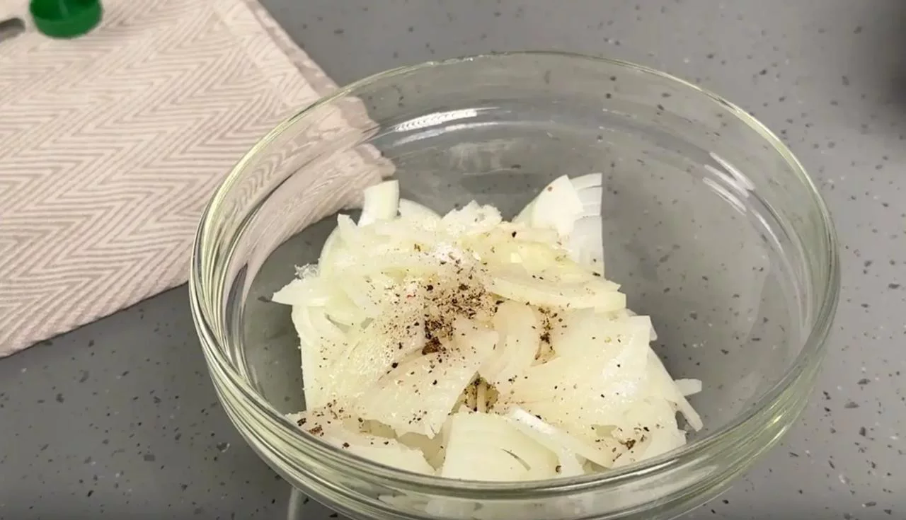 Замаринуйте лук в уксусе