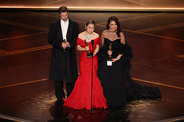 «Лучший анимационный фильм» &mdash; «Кей-поп-охотницы на демонов». Победителей объявили Уилл Арнетт и Ченнинг Татум. Одна из режиссёров Мэгги Кан (на фото &mdash; в красном платье) не сдержала эмоций, выступая со словами благодарности.