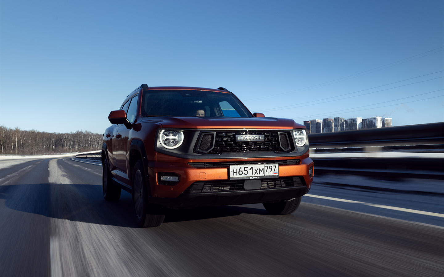 Лихачить на обновленном&nbsp;Haval H7 совсем не хочется. Автомобиль&nbsp;не любит колеи, а руль &mdash; с искусственной обратной связью&nbsp;