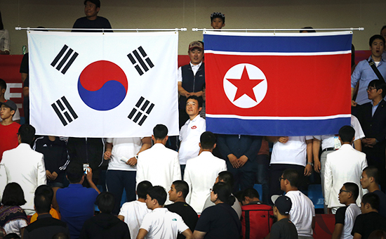 Национальные флаги Южной Кореи и Северной Кореи