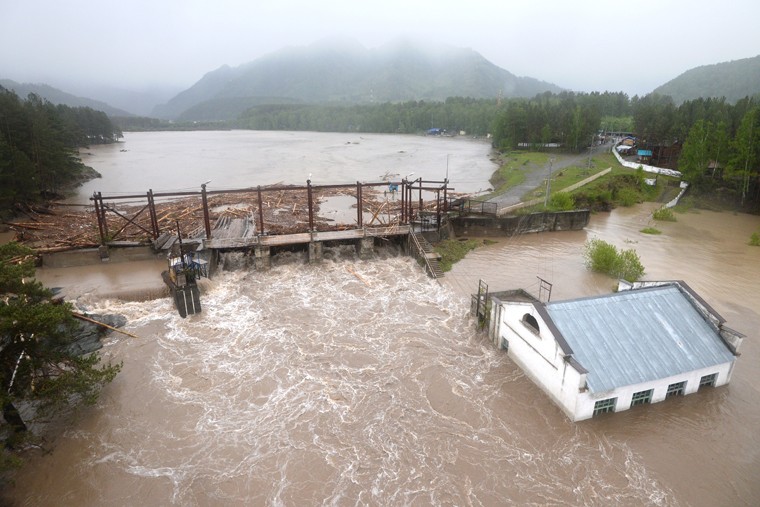 Затопленное здание чемальской ГЭС и плотина ГЭС на реке Чемалка. 