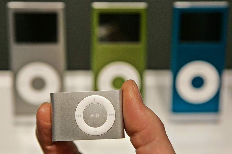 9. Плеер Apple iPod

Apple выпустила свой MP3-плеер не&nbsp;первой на&nbsp;рынке&nbsp;&mdash;&nbsp;в&nbsp;2001 году подобные продукты уже были у Sony и&nbsp;Intel. Однако именно&nbsp;iPod с&nbsp;его минималистичным дизайном и&nbsp;простым понятным функционалом заставил любителей музыки перейти на&nbsp;новые гаджеты с&nbsp;CD-плееров, пишет Time. Магазин музыки для&nbsp;iPod&nbsp;&mdash;&nbsp;iTunes&nbsp;&mdash;&nbsp;стал крупнейшим в&nbsp;мире продавцом композиций и&nbsp;создал новый мощный канал продаж для&nbsp;музыкальной индустрии. iPod также&nbsp;послужил входным билетом Apple в&nbsp;индустрию мобильных устройств, в&nbsp;которой американская компания со&nbsp;временем стала признанным лидером, выпустив смартфон iPhone и&nbsp;планшет iPad.
