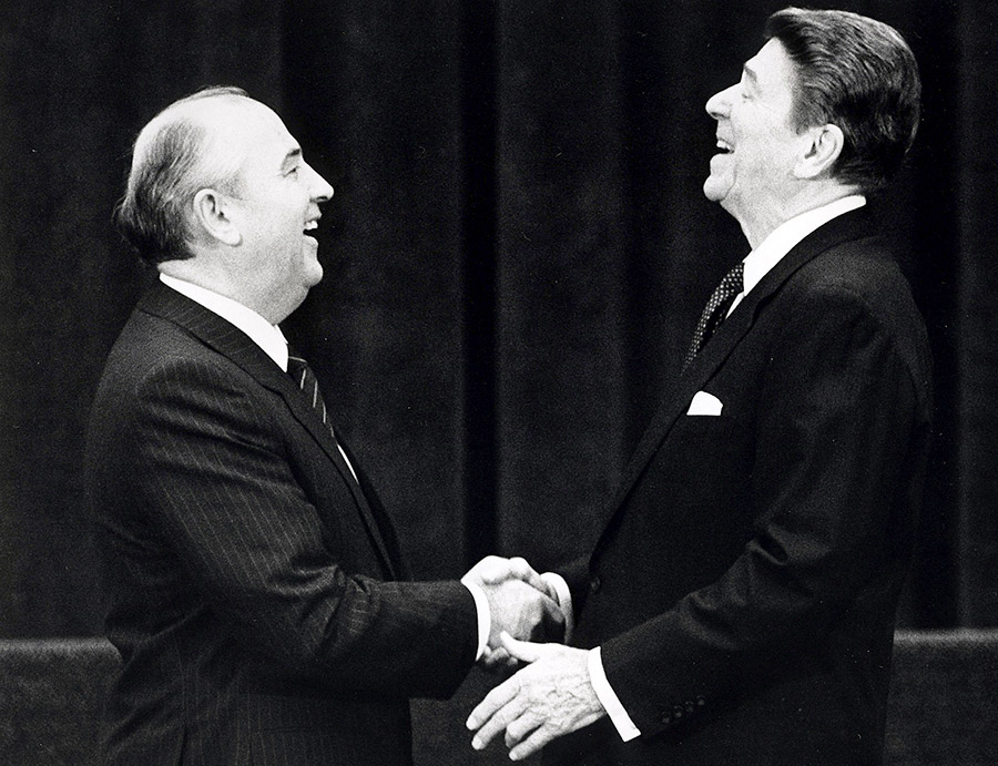 Михаил Горбачев и Рональд Рейган. 19 ноября 1985 года