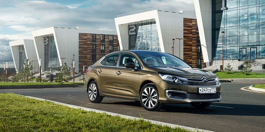 Citroen C4 Sedan HDI

5,9 л/100 км

Даже после обновления французы предлагают в России дизельные версии седана с мотором 1,6 л (114 л.с.) и механической коробкой передач. В списке характеристик &mdash; те&nbsp;же 5,9 л/100 км, а за городом седану требуется всего 4,2 л на 100 километров. При этом дизельные версии C4 продаются дешевле большинства бензиновых.
