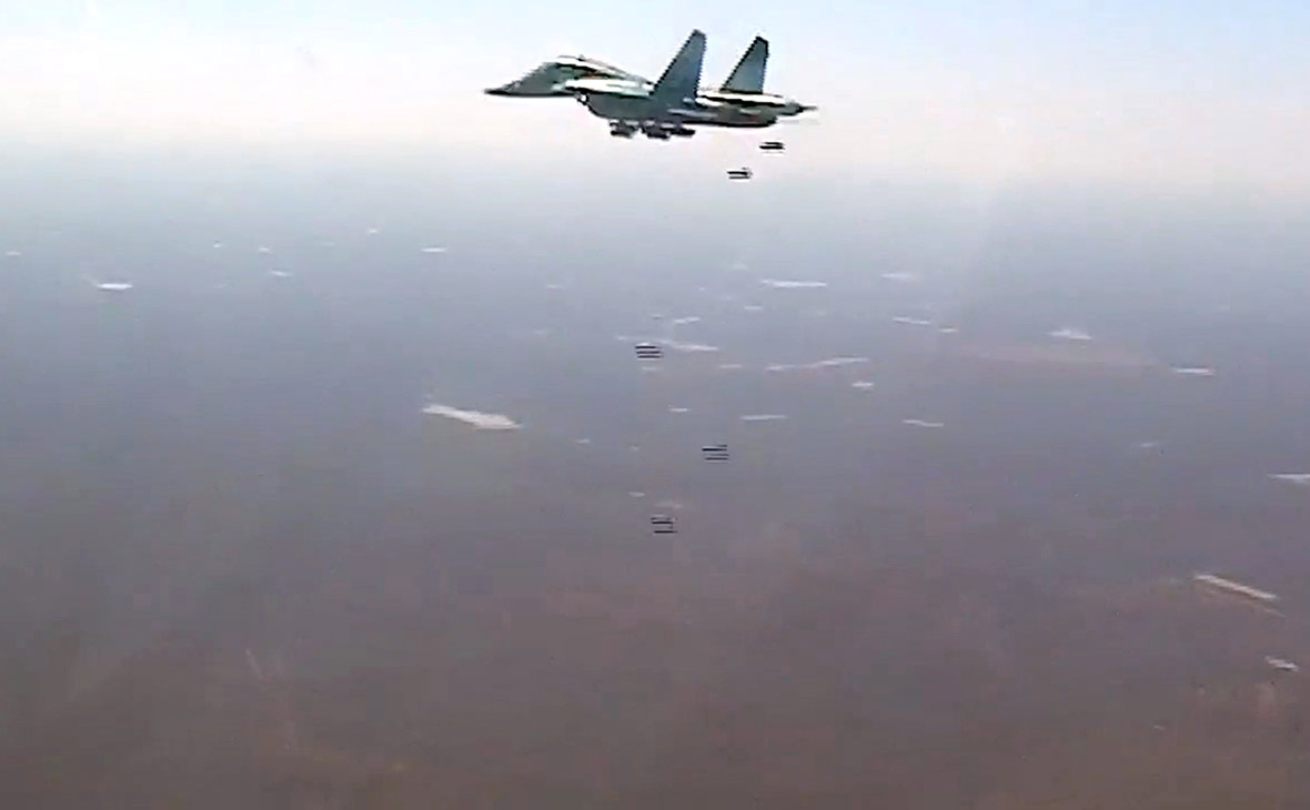 Су-34 ВКС РФ во время нанесения бомбовых авиаударов. Август 2016 года


