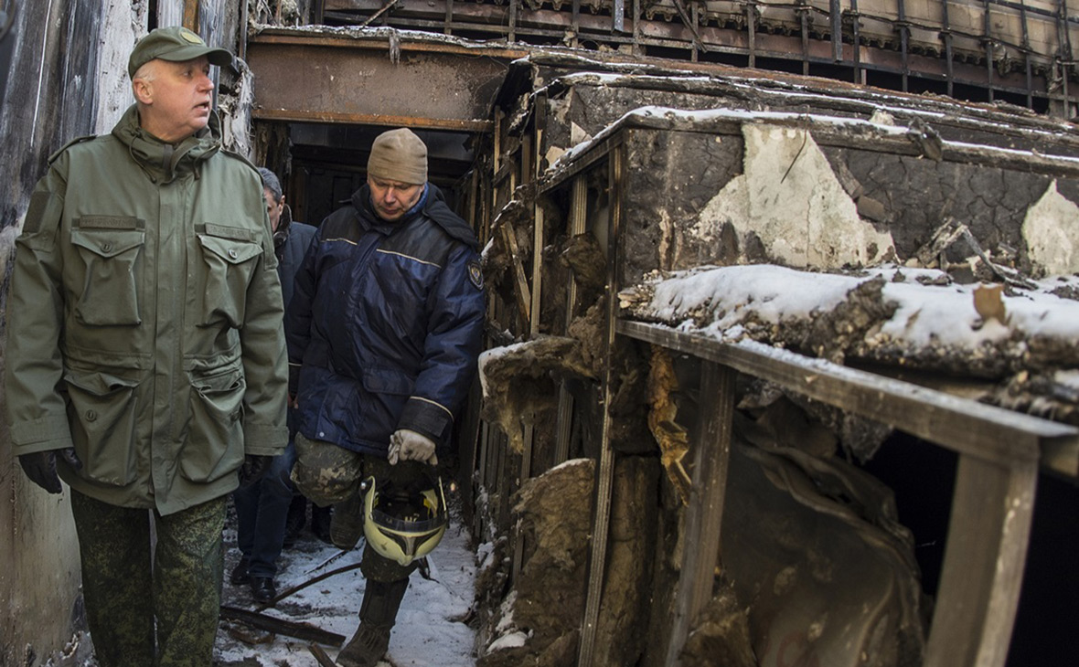 Александр Бастрыкин во время осмотра последствий пожара в ТЦ &laquo;Зимняя вишня&raquo;