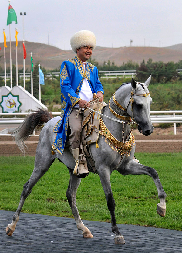 Президент Туркменистана Гурбангурлы Бердымухамедов известен своим интересом к лошадям. Он опубликовал несколько книг, посвященных ахалтекинским коням. На этом фото 2011 года президент участвует в празднике туркменского скакуна, который традиционно широко отмечается в стране в последнее воскресенье апреля
