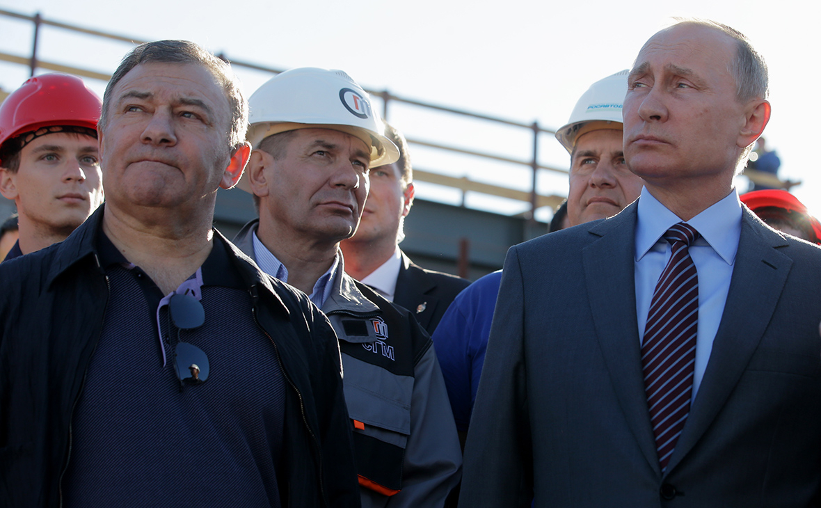Аркадий Ротенберг и Владимир Путин (на первом плане) во время осмотра строящегося Крымского моста
