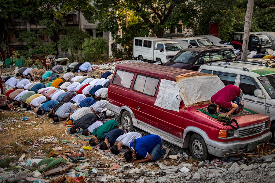 Филиппинские мусульмане молятся в Маниле.

Некоторые части Филиппин по-прежнему находятся под строгими антиковидными ограничениями, а заполнять мечети разрешили только на 20%