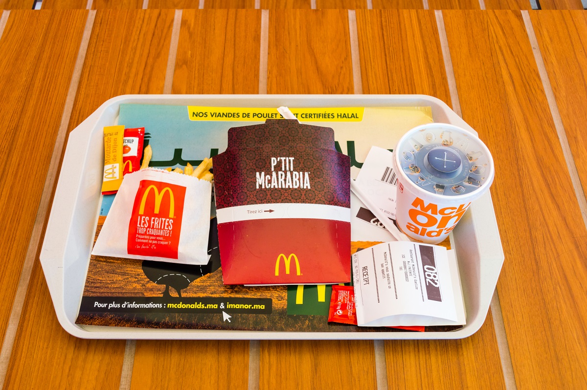 На рекламной листовке указано, что в ресторане есть блюда с куриным мясом, имеющим сертификат халяль, Марракеш, Марокко, 2018 года