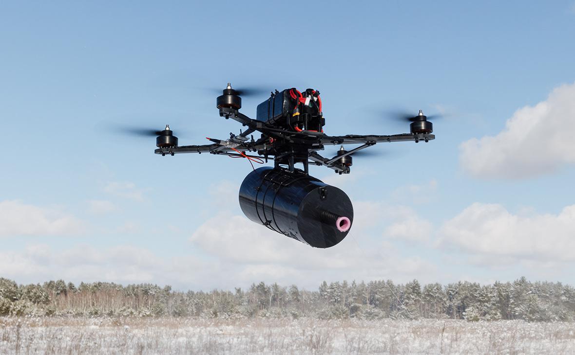 Беспилотник FPV, управляемый с помощью волоконной оптики