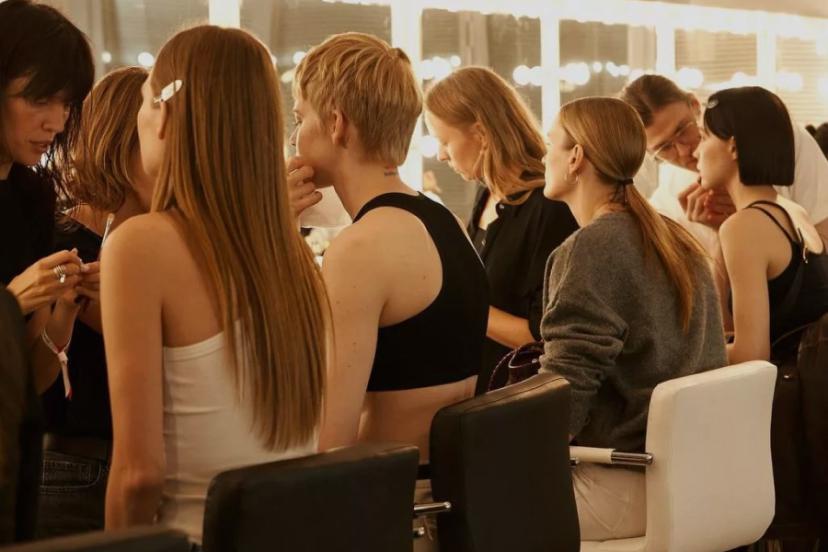 Слева: Настя Жидких Nastya (Open Up Models) на бэкстейдже съемки для бренда Keune. Справа: Анастасия Россолович (Avant)для бренда «Хохлома x Алена Ахмадуллина»