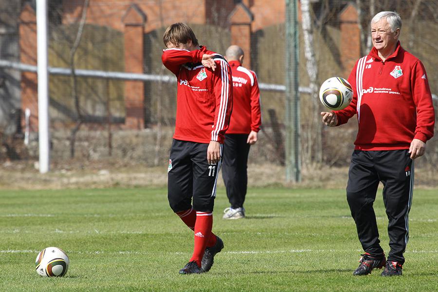 Нападающий Дмитрий Сычев (слева) и тренер Борис Игнатьев (справа) на тренировке, прошедшей на учебно-тренировочной базе ФК &laquo;Локомотив&raquo; в поселке Баковка, 2010 год