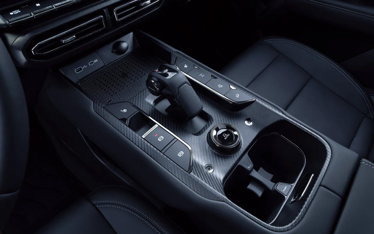 Одна из главных фишек Haval H7 &mdash; водительский подстаканник с регулировкой глубины. Нажав на кнопку, можно опустить дно чуточку ниже. Жаль только, &laquo;штурмана&raquo; этой опции незаслуженно лишили: у него &mdash; обычный подстаканник