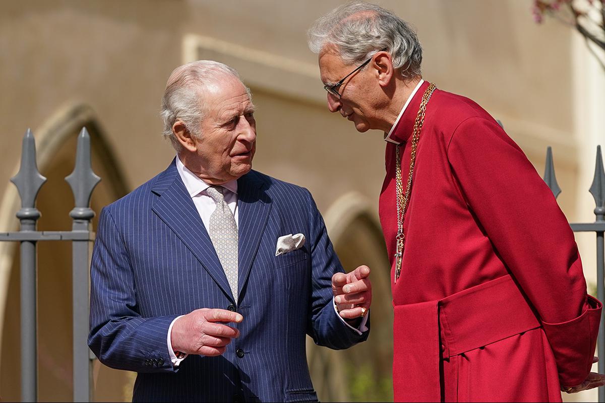 Король Карл III, в часовне Святого Георгия после посещения пасхальной утренней службы 05 апреля 2026 года в Виндзоре, Англия