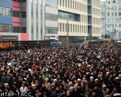 Десятки тысяч мусульман заполнили центр Москвы