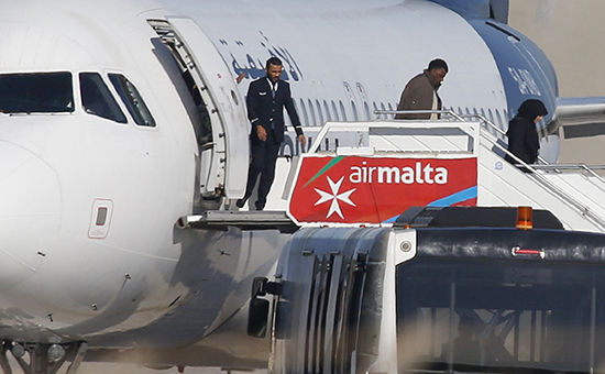 Пассажиры захваченного ливийского самолета покидают лайнер&nbsp;


